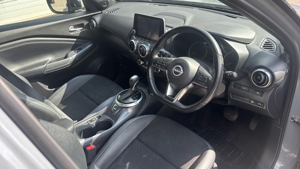 Nissan Juke 1.0 DiG-T 114 N-Connecta 5dr DCT Petrol Hatchback - Image 11