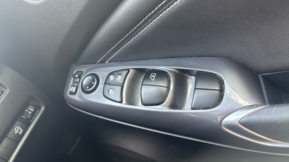 Nissan Juke 1.0 DiG-T 114 N-Connecta 5dr DCT Petrol Hatchback - Image 24