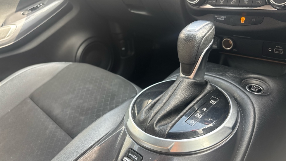Nissan Juke 1.0 DiG-T 114 N-Connecta 5dr DCT Petrol Hatchback - Image 29