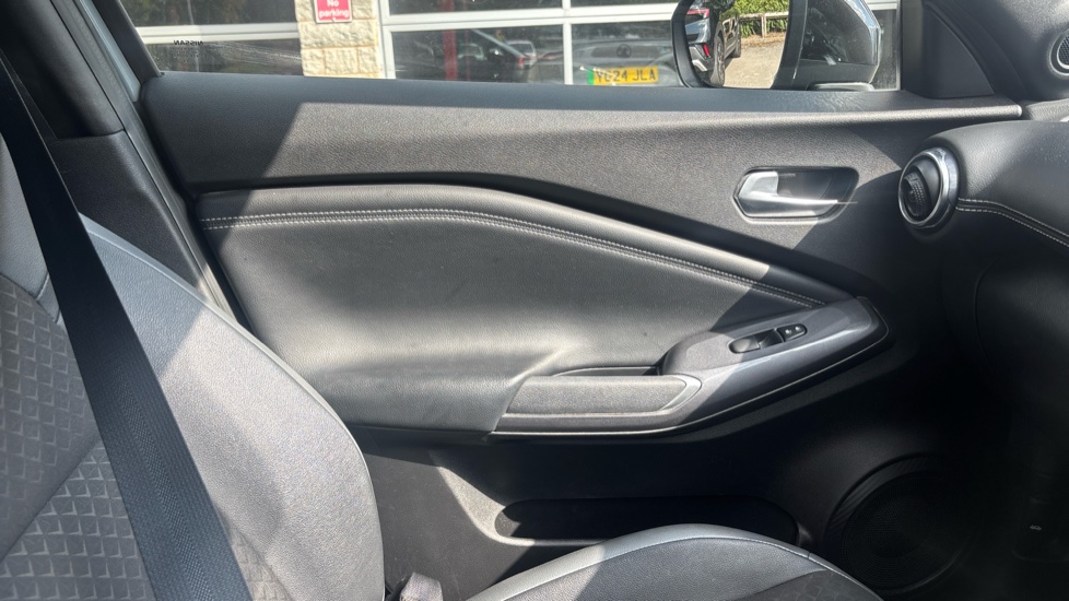 Nissan Juke 1.0 DiG-T 114 N-Connecta 5dr DCT Petrol Hatchback - Image 30