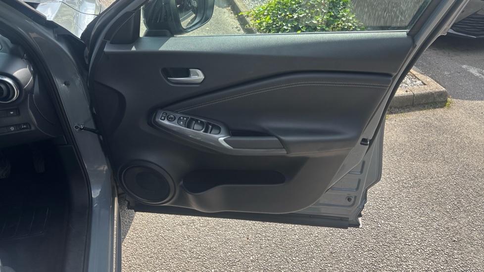 Nissan Juke 1.0 DiG-T 114 N-Connecta 5dr DCT Petrol Hatchback - Image 37