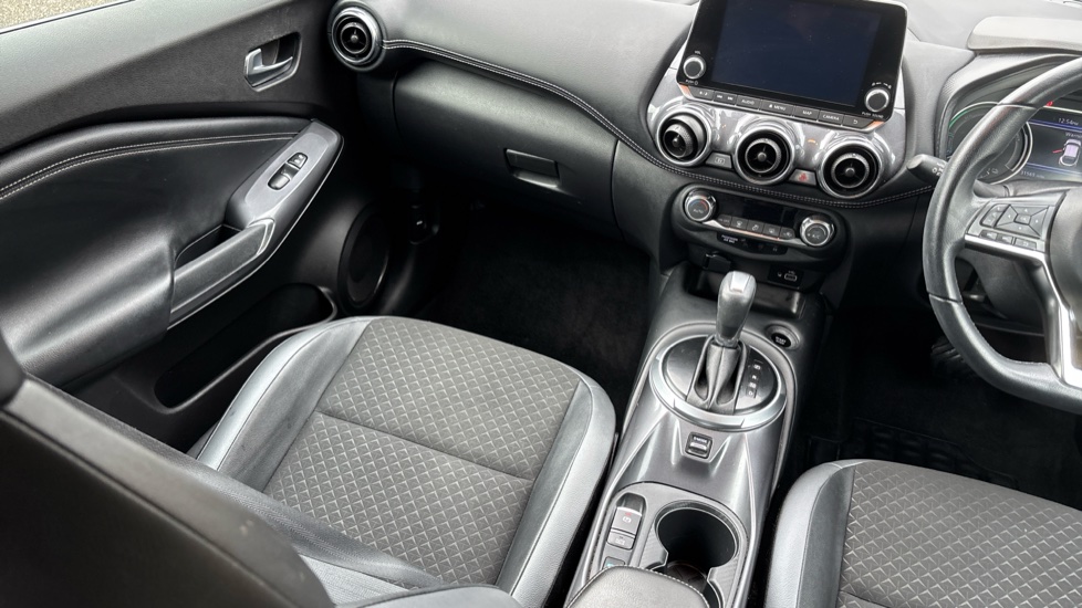 Nissan Juke 1.6 Hybrid N-Connecta 5dr Auto Hybrid Hatchback - Image 14