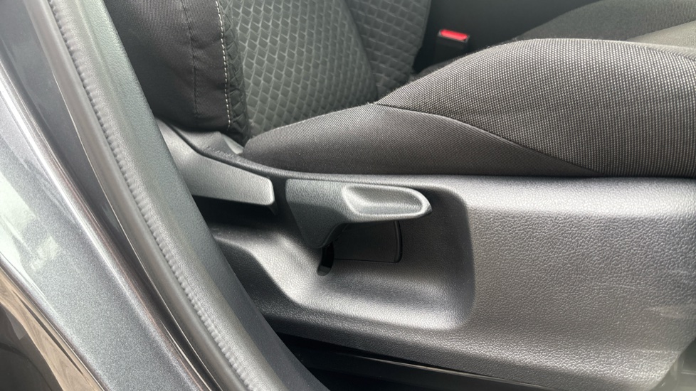 Toyota C-HR 1.8 Hybrid Icon 5dr CVT Hybrid Hatchback - Image 40