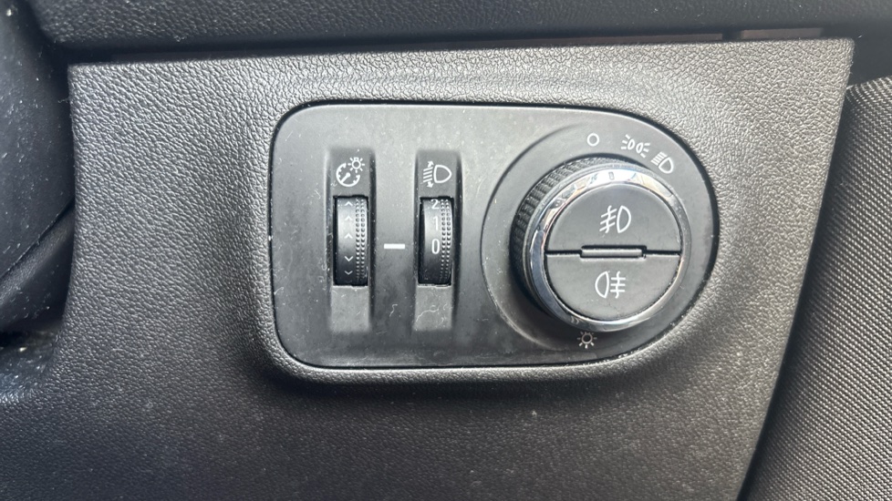 Vauxhall Corsa 1.4 Design 5dr Petrol Hatchback - Image 25