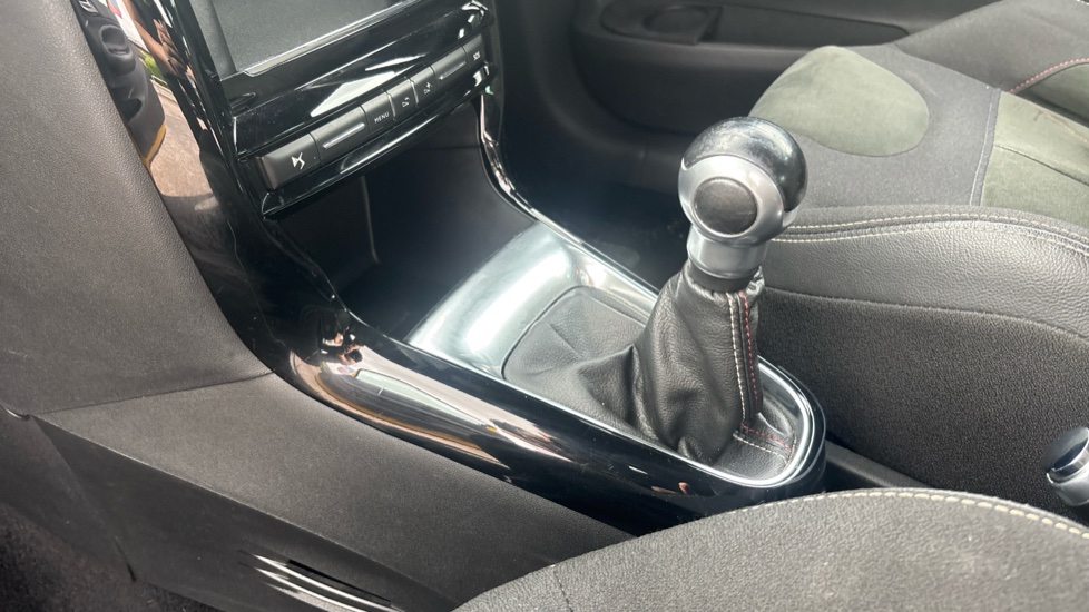 DS 3 1.2 PureTech Performance Line 3dr Petrol Hatchback - Image 13