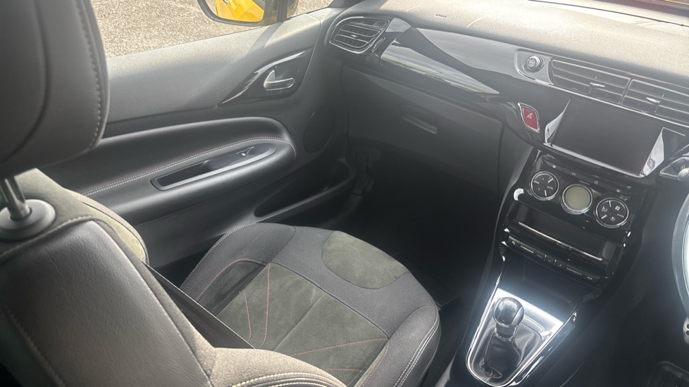 DS 3 1.2 PureTech Performance Line 3dr Petrol Hatchback - Image 14