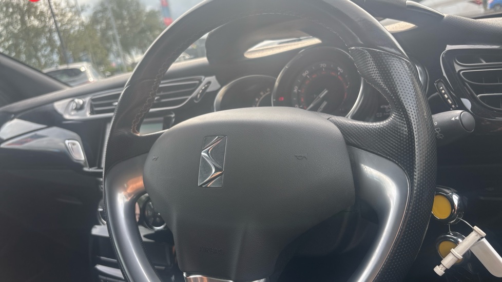 DS 3 1.2 PureTech Performance Line 3dr Petrol Hatchback - Image 21