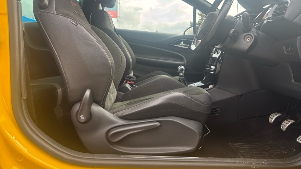 DS 3 1.2 PureTech Performance Line 3dr Petrol Hatchback - Image 36