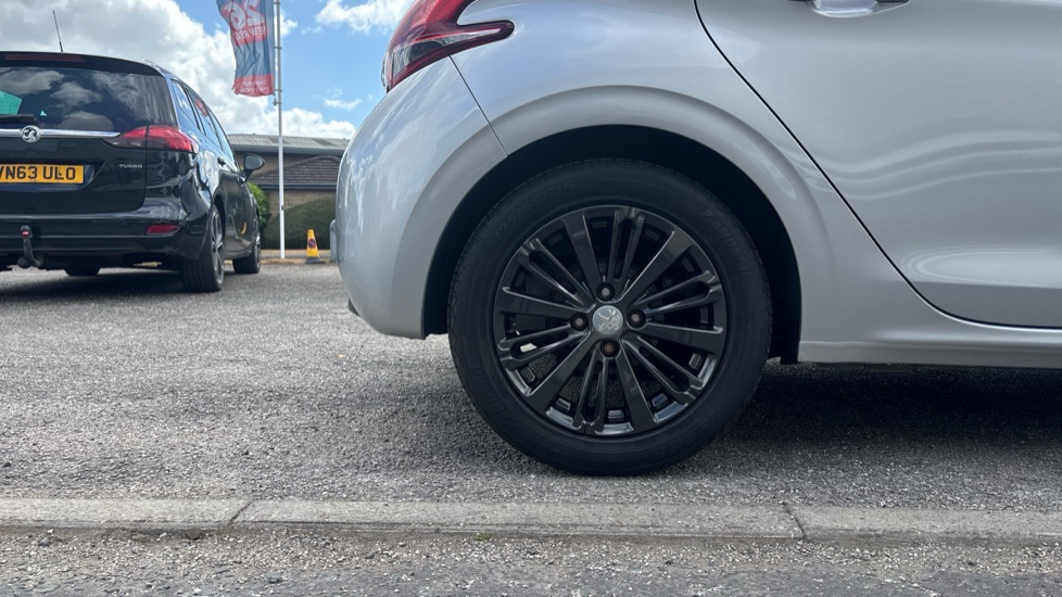 Peugeot 208 1.2 PureTech 82 Allure 5dr Petrol Hatchback - Image 7