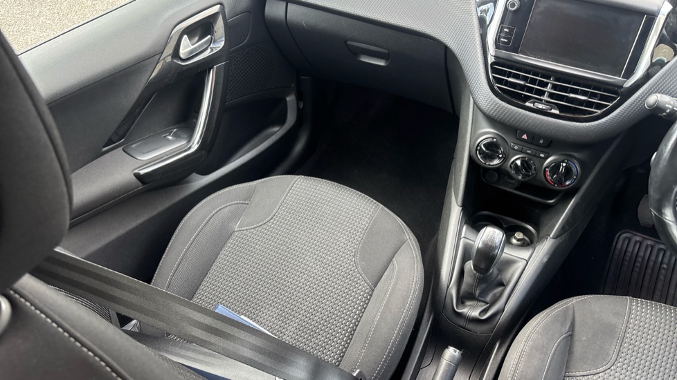 Peugeot 208 1.2 PureTech 82 Allure 5dr Petrol Hatchback - Image 14