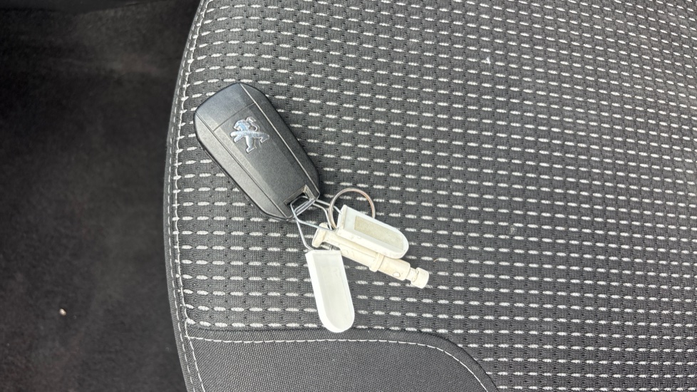 Peugeot 208 1.2 PureTech 82 Allure 5dr Petrol Hatchback - Image 20