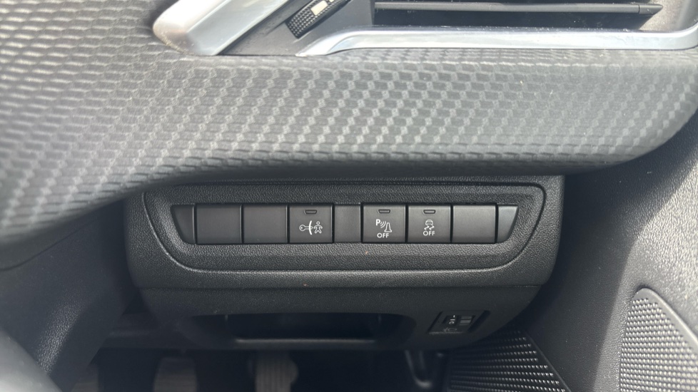 Peugeot 208 1.2 PureTech 82 Allure 5dr Petrol Hatchback - Image 25