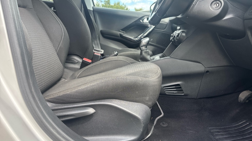 Peugeot 208 1.2 PureTech 82 Allure 5dr Petrol Hatchback - Image 40