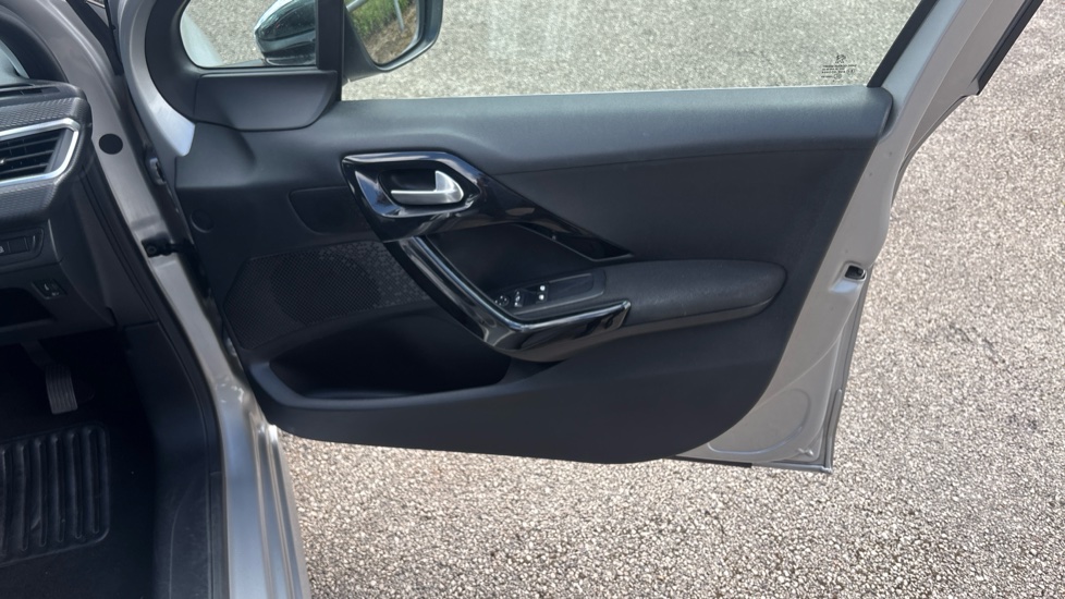 Peugeot 208 1.2 PureTech 82 Allure 5dr Petrol Hatchback - Image 41