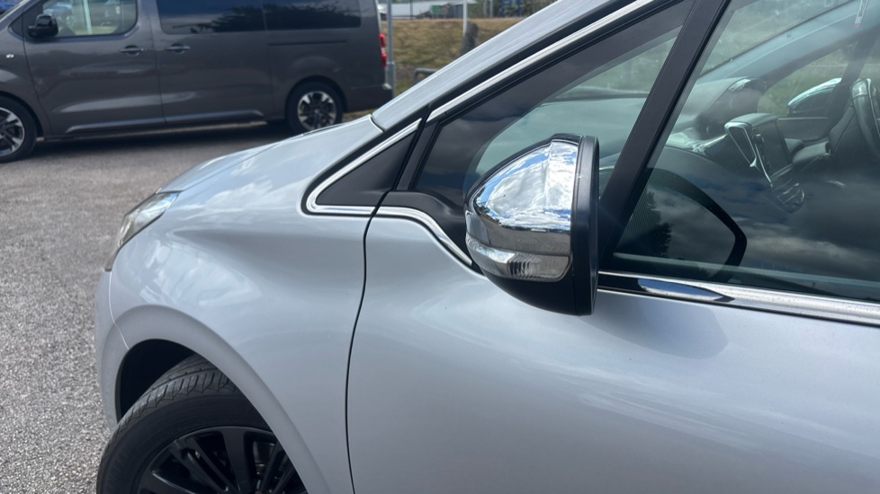 Peugeot 208 1.2 PureTech 82 Allure 5dr Petrol Hatchback - Image 43