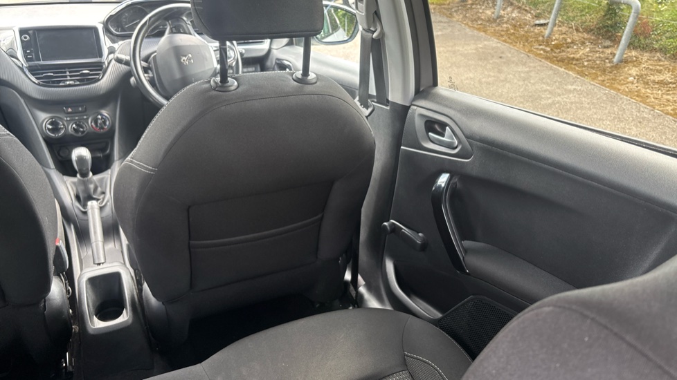 Peugeot 208 1.2 PureTech 82 Allure 5dr Petrol Hatchback - Image 47