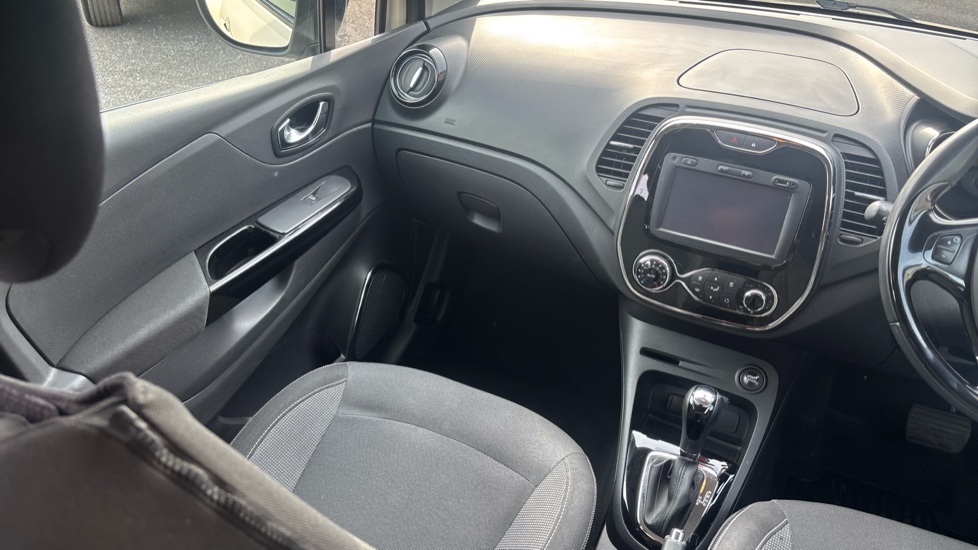 Renault Captur 1.2 TCE Dynamique S MediaNav 5dr EDC Petrol Hatchback - Image 14