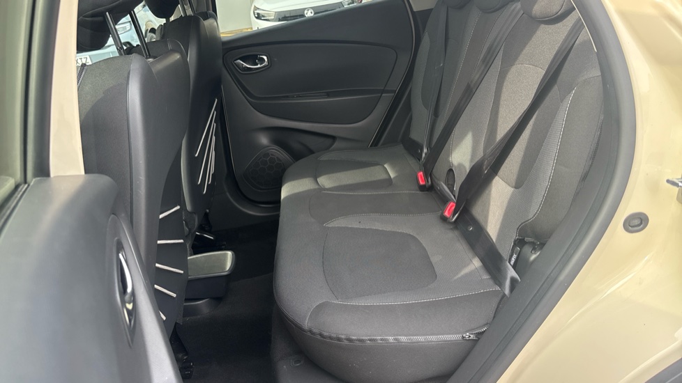 Renault Captur 1.2 TCE Dynamique S MediaNav 5dr EDC Petrol Hatchback - Image 16