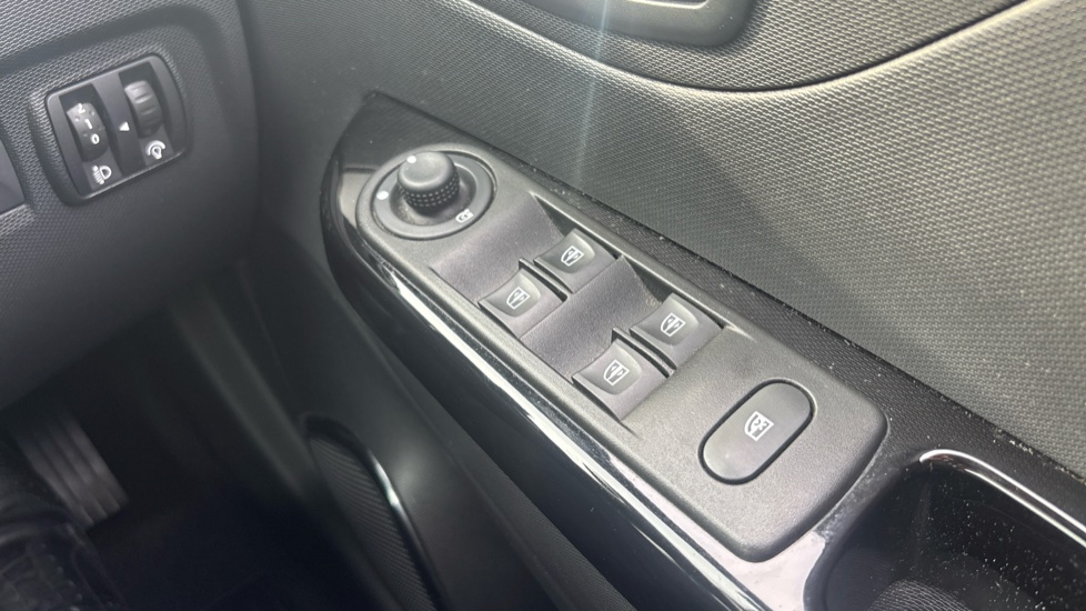 Renault Captur 1.2 TCE Dynamique S MediaNav 5dr EDC Petrol Hatchback - Image 24