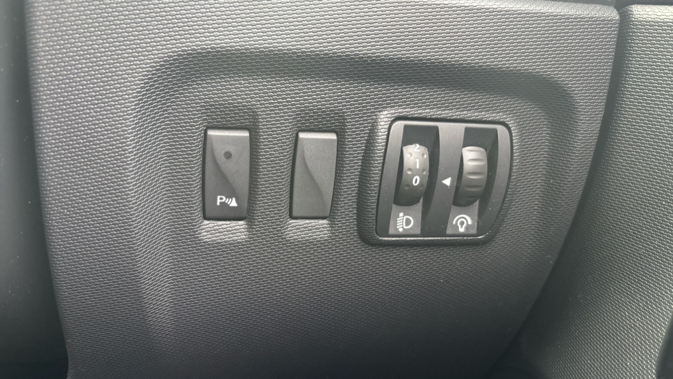 Renault Captur 1.2 TCE Dynamique S MediaNav 5dr EDC Petrol Hatchback - Image 25