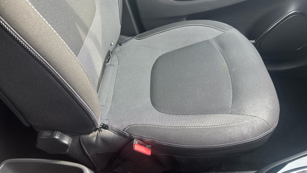 Renault Captur 1.2 TCE Dynamique S MediaNav 5dr EDC Petrol Hatchback - Image 36