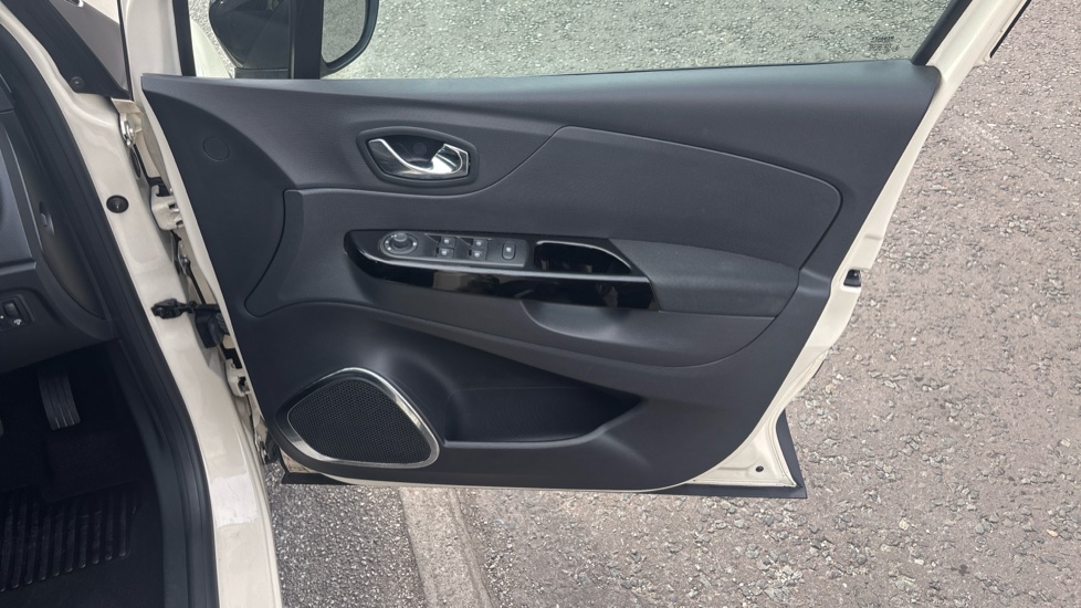 Renault Captur 1.2 TCE Dynamique S MediaNav 5dr EDC Petrol Hatchback - Image 37