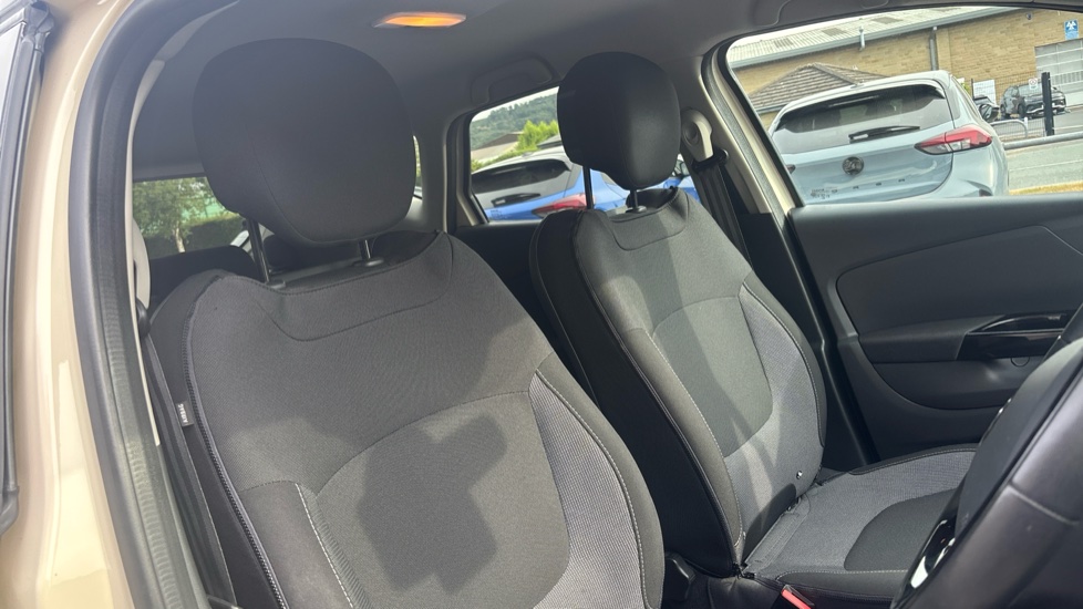 Renault Captur 1.2 TCE Dynamique S MediaNav 5dr EDC Petrol Hatchback - Image 39