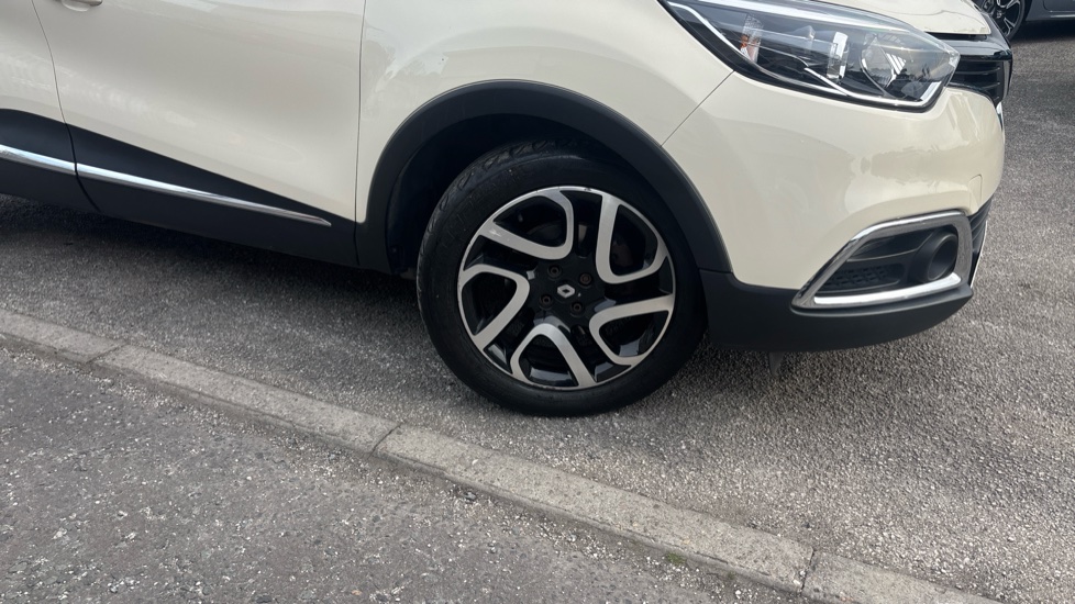 Renault Captur 1.2 TCE Dynamique S MediaNav 5dr EDC Petrol Hatchback - Image 49