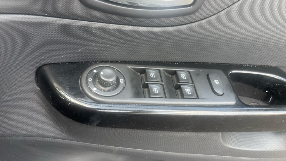 Renault Captur 0.9 TCE 90 Dynamique S Nav 5dr Petrol Hatchback - Image 26