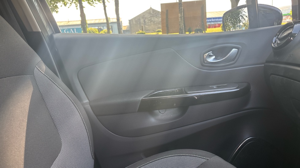 Renault Captur 0.9 TCE 90 Dynamique S Nav 5dr Petrol Hatchback - Image 31
