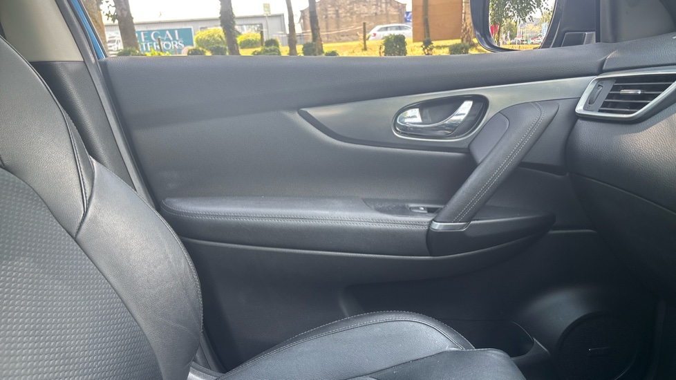 Nissan Qashqai 1.2 DiG-T Tekna 5dr Xtronic Petrol Hatchback - Image 31
