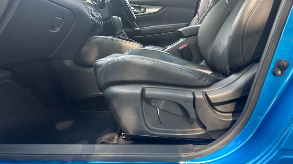 Nissan Qashqai 1.2 DiG-T Tekna 5dr Xtronic Petrol Hatchback - Image 57