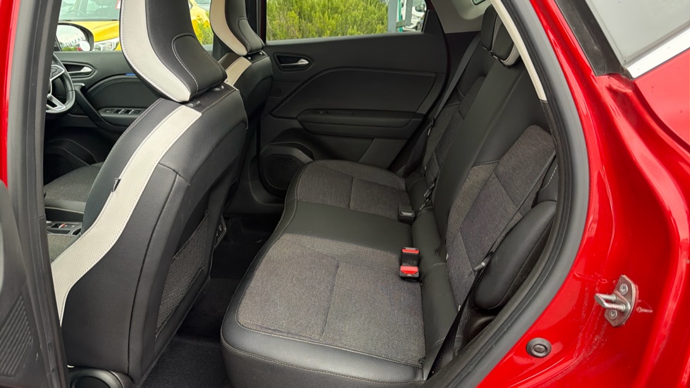 Renault Captur 1.6 E-Tech Plug-in hybrid 160 Techno 5dr Auto Hatchback - Image 16