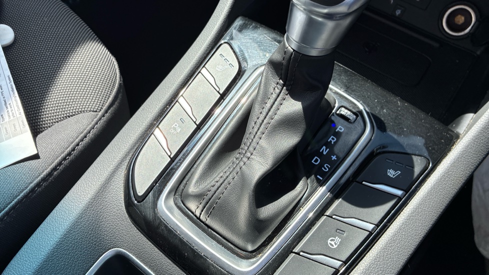 Hyundai IONIQ 1.6 GDi Hybrid Premium 5dr DCT Hybrid Hatchback - Image 13