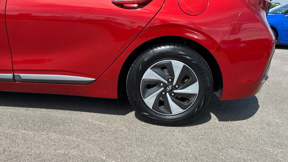 Hyundai IONIQ 1.6 GDi Hybrid Premium 5dr DCT Hybrid Hatchback - Image 23