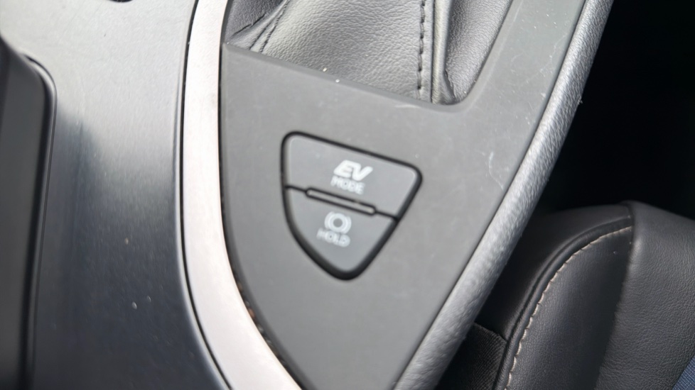 Lexus UX 250h 2.0 F-Sport Design 5dr CVT Hybrid Hatchback - Image 32