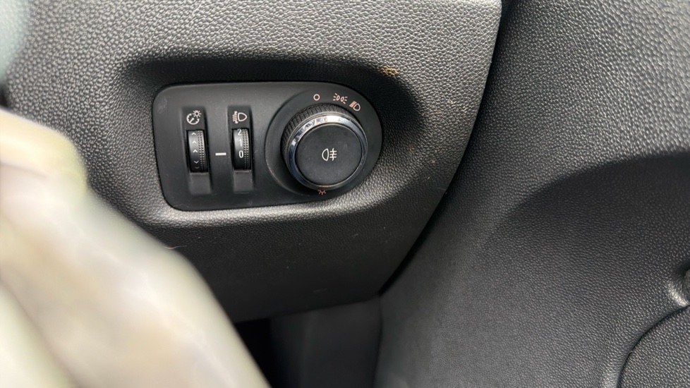 Vauxhall Corsa 1.2 Exclusiv 3dr [AC] Petrol Hatchback - Image 28
