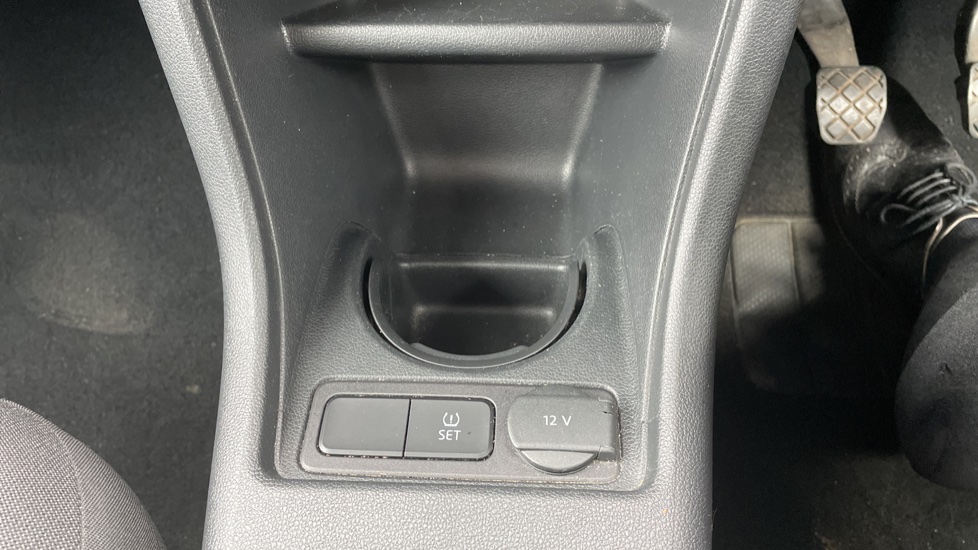 Volkswagen Up 1.0 Move Up 5dr [Start Stop] Petrol Hatchback - Image 28