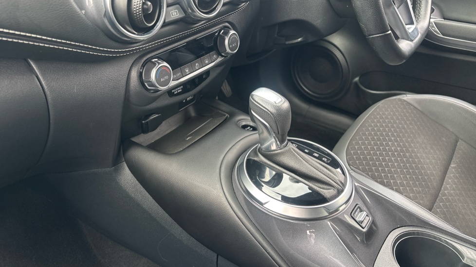Nissan Juke 1.6 Hybrid N-Connecta 5dr Auto Hybrid Hatchback - Image 13