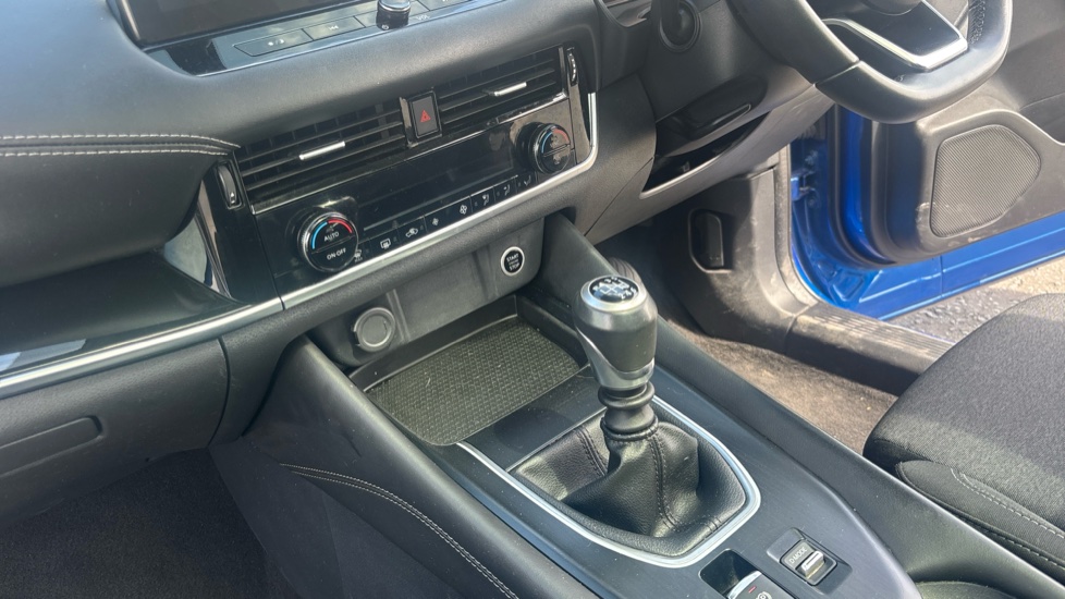 Nissan Qashqai 1.3 DiG-T MH N-Connecta 5dr Petrol Hatchback - Image 13
