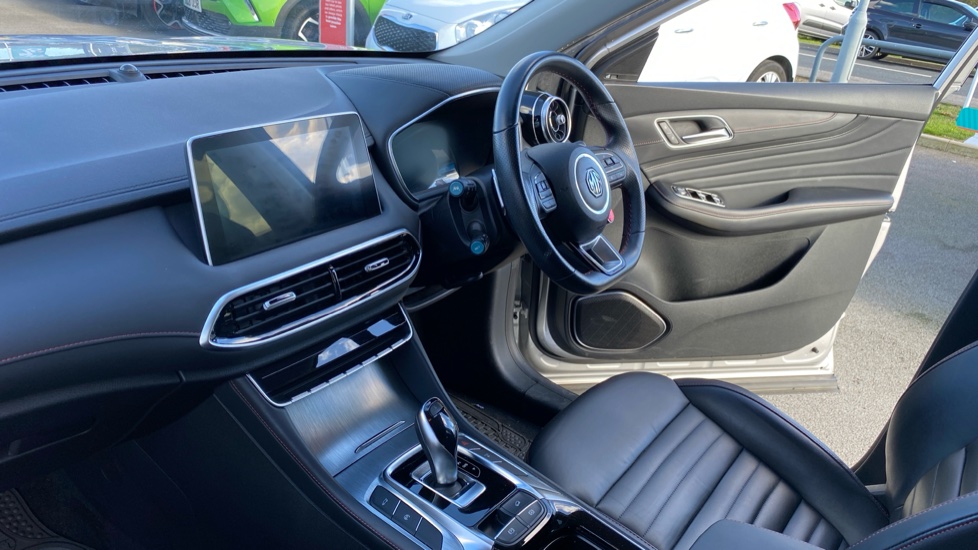 MG HS 1.5 T-GDI Trophy 5dr DCT Petrol Hatchback - Image 9