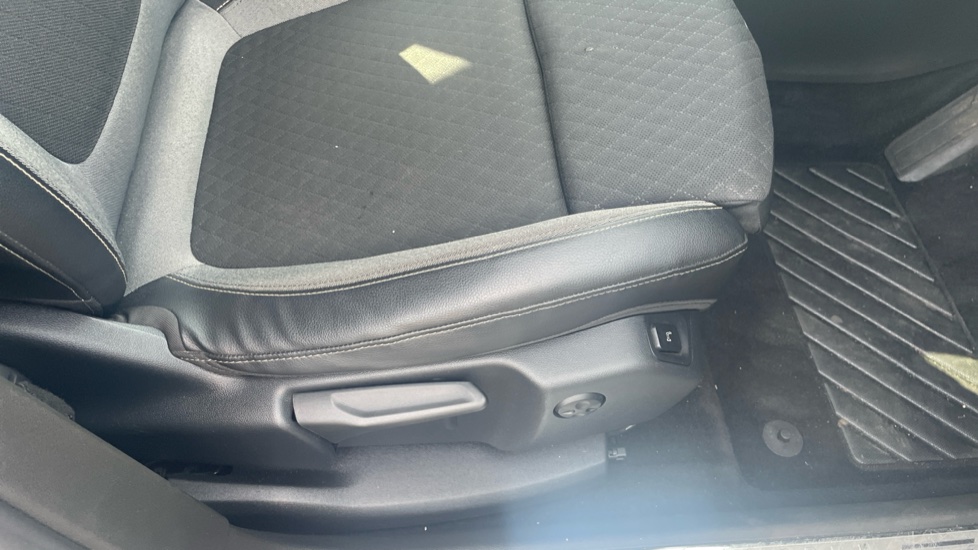 Vauxhall Grandland X 1.2 Turbo SRi Nav 5dr Petrol Hatchback - Image 32