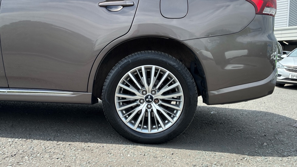 Mitsubishi Outlander 2.4 PHEV Exceed 5dr Auto Estate - Image 7