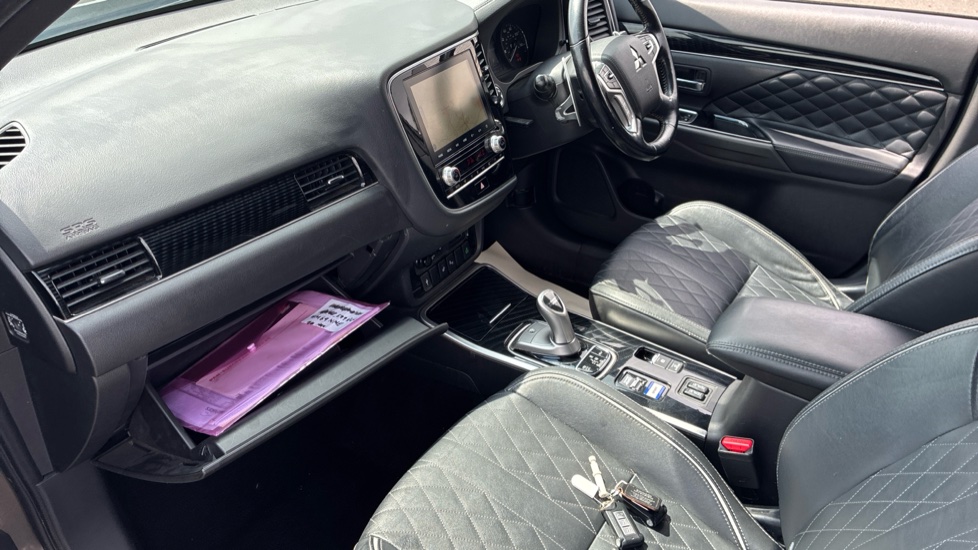 Mitsubishi Outlander 2.4 PHEV Exceed 5dr Auto Estate - Image 9