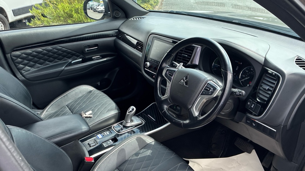 Mitsubishi Outlander 2.4 PHEV Exceed 5dr Auto Estate - Image 11