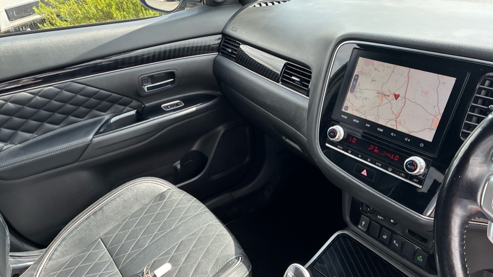 Mitsubishi Outlander 2.4 PHEV Exceed 5dr Auto Estate - Image 14