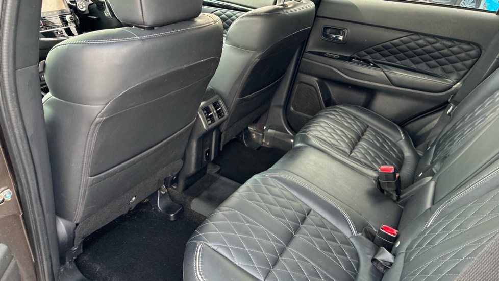 Mitsubishi Outlander 2.4 PHEV Exceed 5dr Auto Estate - Image 16