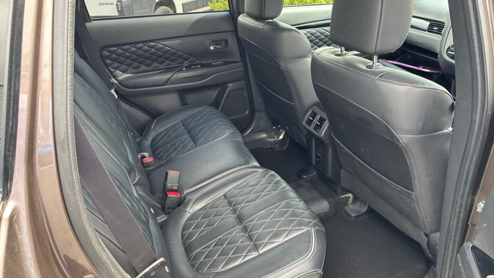 Mitsubishi Outlander 2.4 PHEV Exceed 5dr Auto Estate - Image 17