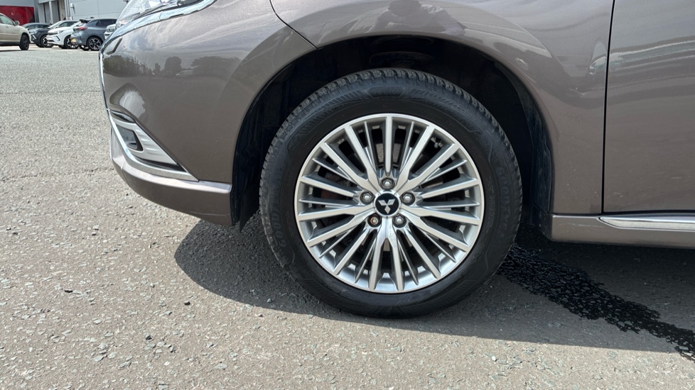 Mitsubishi Outlander 2.4 PHEV Exceed 5dr Auto Estate - Image 21
