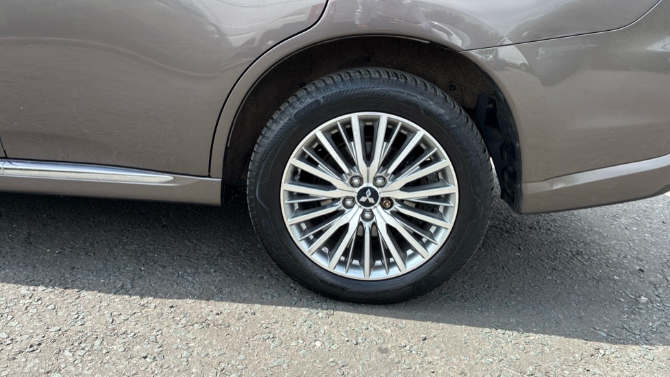 Mitsubishi Outlander 2.4 PHEV Exceed 5dr Auto Estate - Image 22